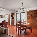 Elegant Family Apartment With Free Private Parking